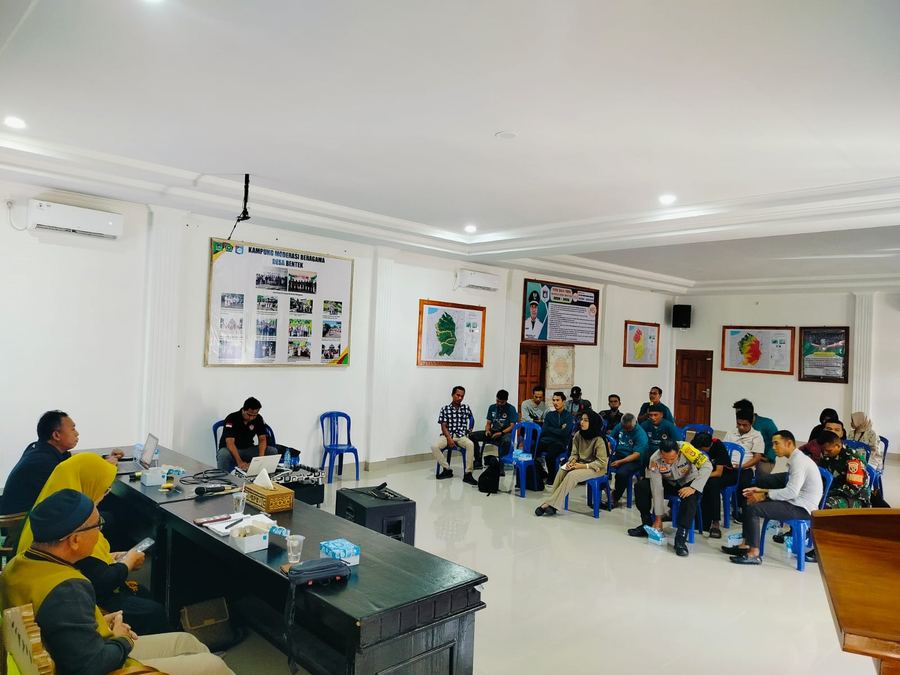 Diskusi peserta, termasuk anggota polisi dan TNI, di aula Desa Bentek